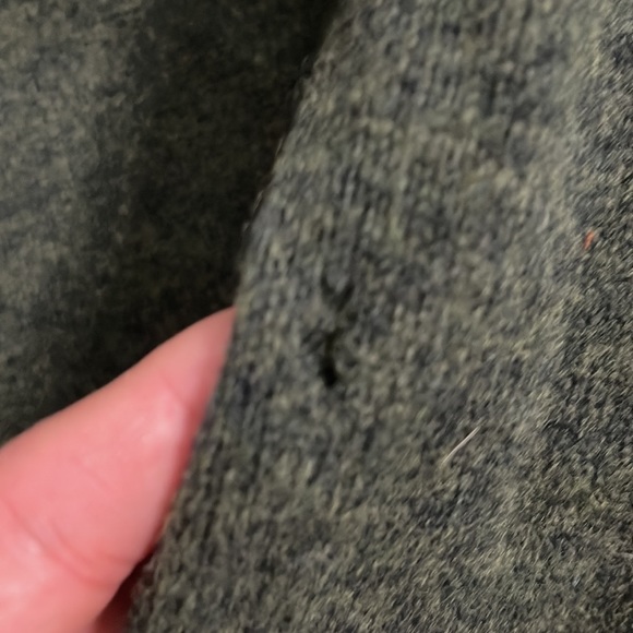 🌟 Upgrade Your Wardrobe with This Cozy J.Crew Sweater! 🧥 - Picture 3 of 4